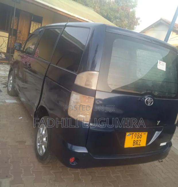 Toyota Noah 2001 Blue