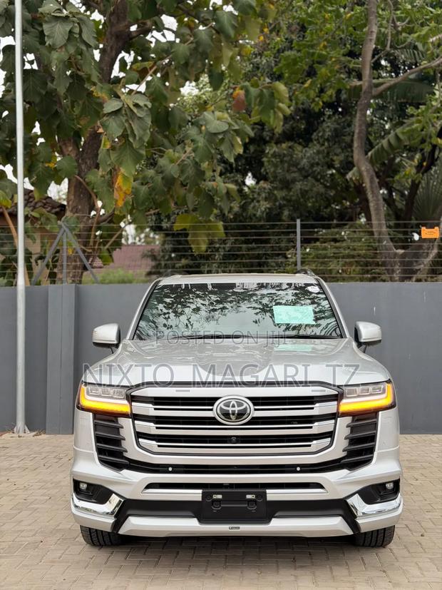 Toyota Land Cruiser 2024 Silver