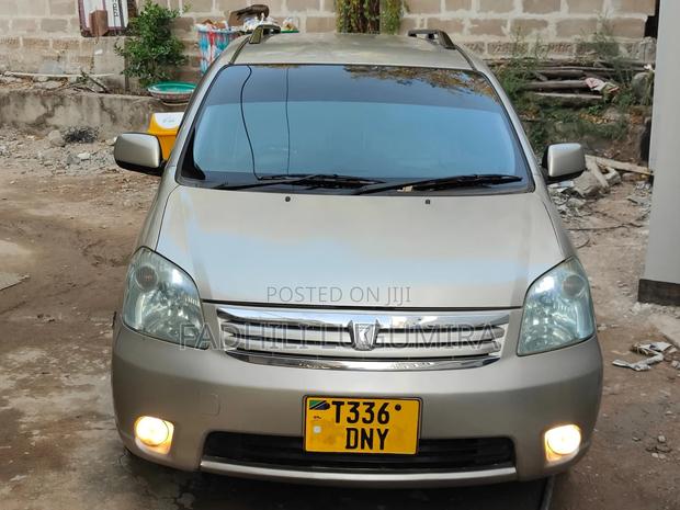 Toyota Raum 2004 Gold