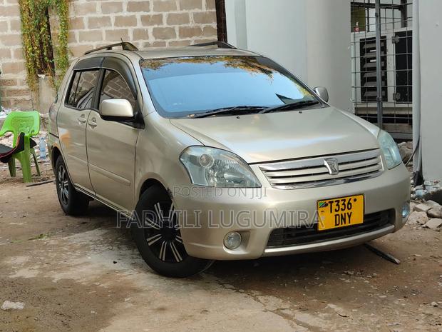 Toyota Raum 2004 Gold