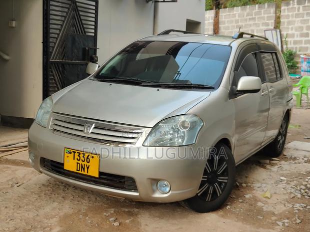 Toyota Raum 2004 Gold