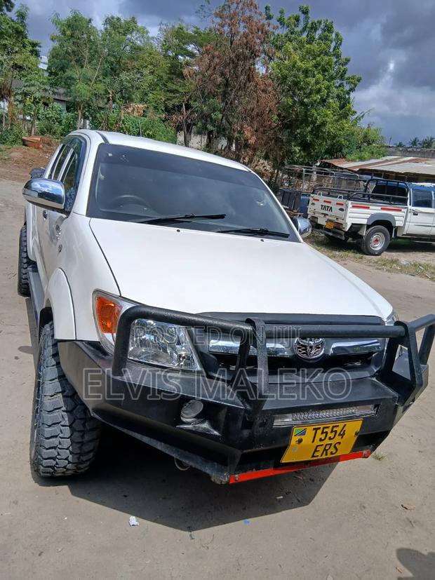 Toyota Hilux 2.5 D-4D 4X4 SRX 2011 White