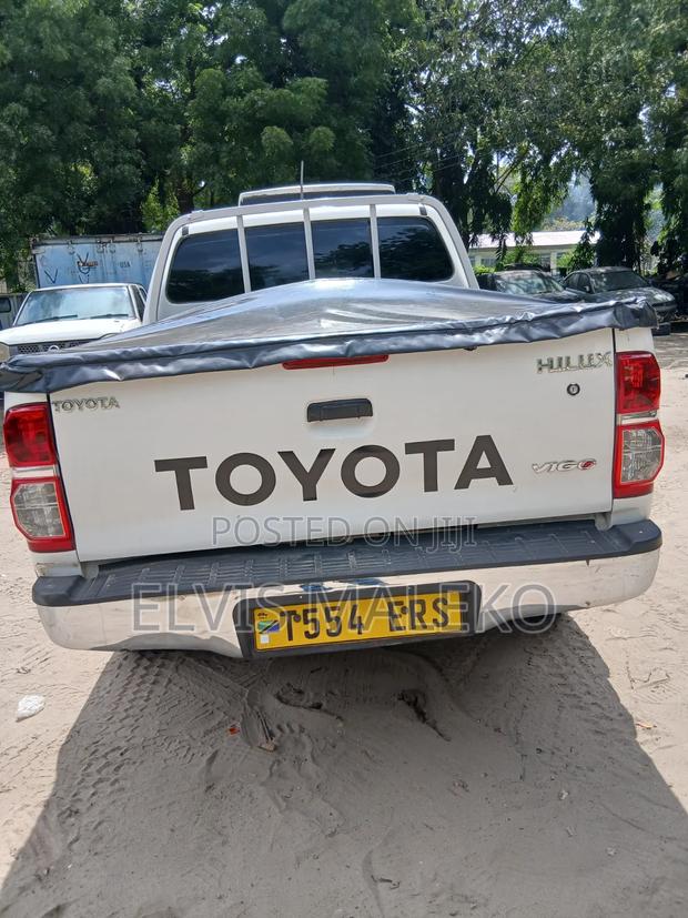 Toyota Hilux 2.5 D-4D 4X4 SRX 2011 White