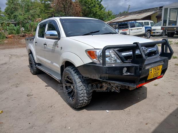 Toyota Hilux 2.5 D-4D 4X4 SRX 2011 White