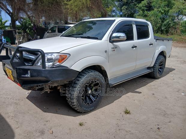 Toyota Hilux 2.5 D-4D 4X4 SRX 2011 White