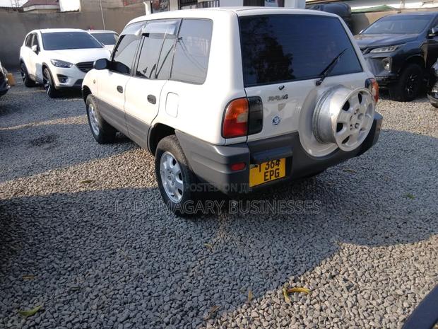 Toyota RAV4 1997 White