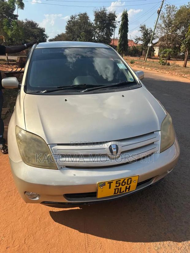 Toyota IST 2004 Gold
