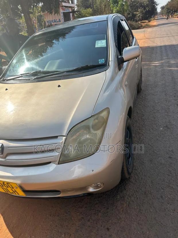 Toyota IST 2004 Gold