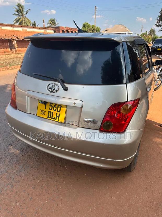 Toyota IST 2004 Gold