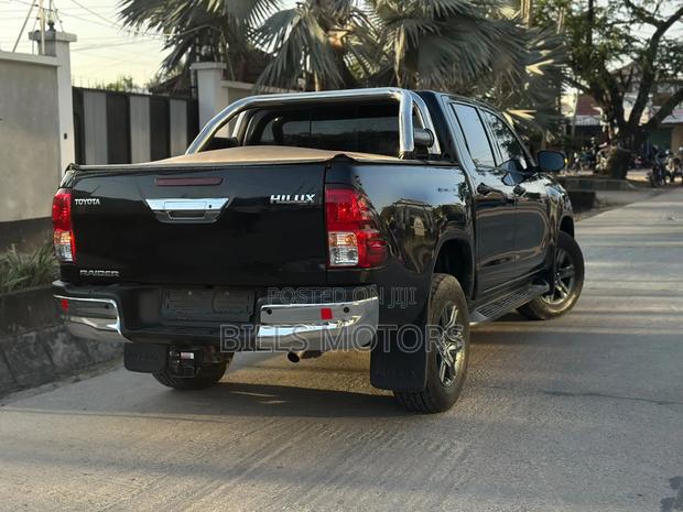 Toyota Hilux 2021 Black