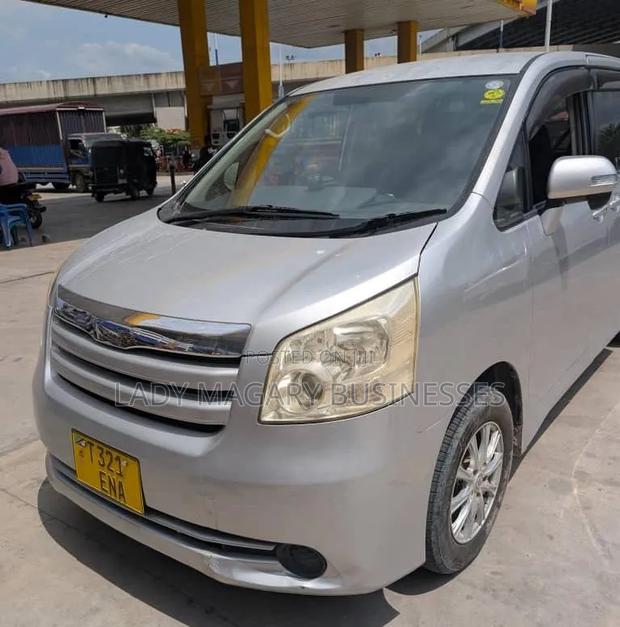 Toyota Noah 2010 Silver