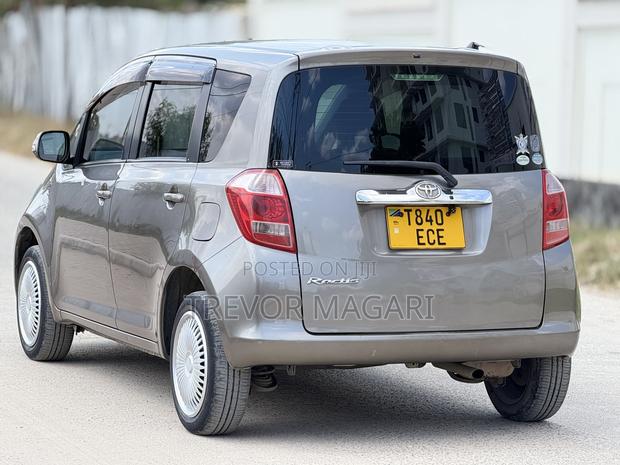 Toyota Ractis 2009 Silver