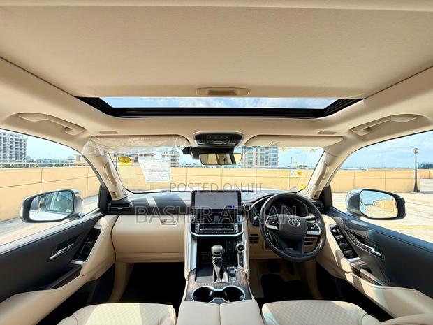 Toyota Land Cruiser LC300 2025 White