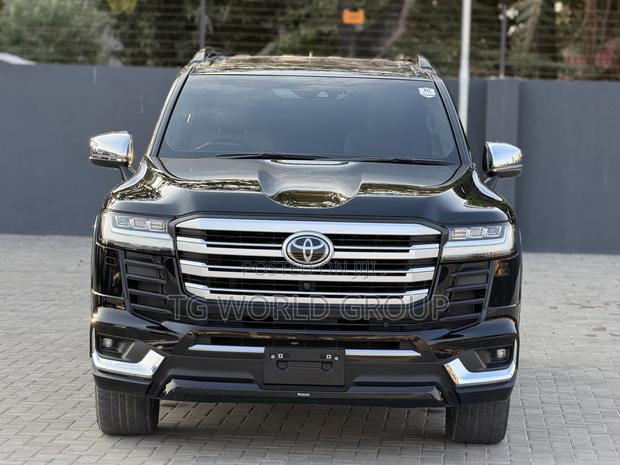 Toyota Land Cruiser LC300 2023 Black