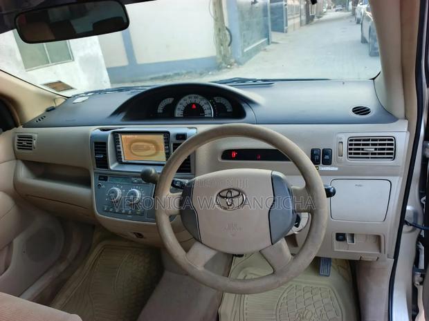 Toyota Noah 2005