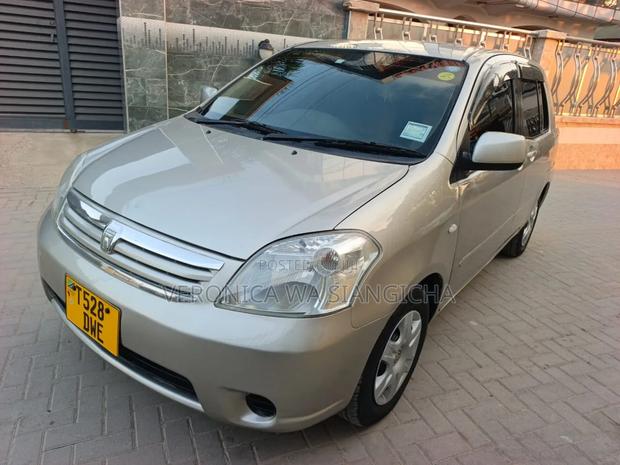 Toyota Noah 2005