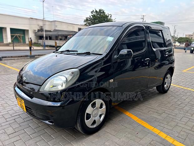 Toyota Fun Cargo 2004 Black