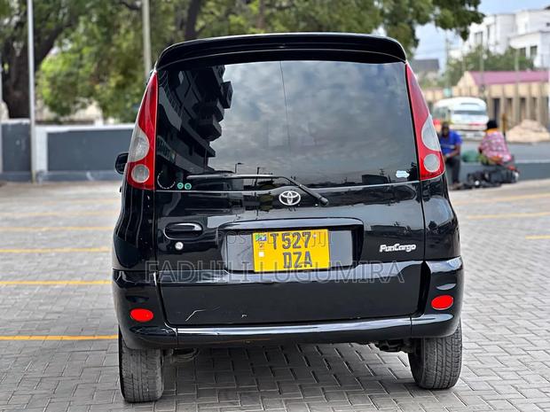 Toyota Fun Cargo 2004 Black