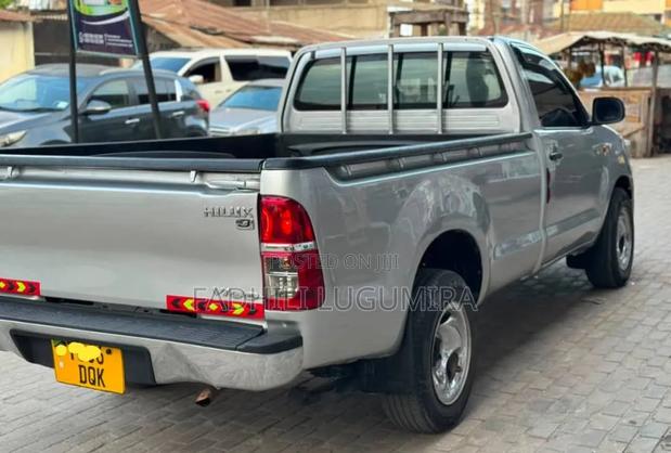 Toyota Hilux 2011 Silver