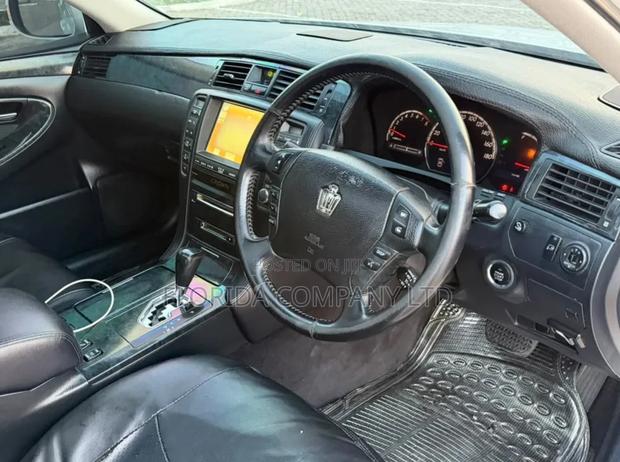 Toyota Crown 2006 White