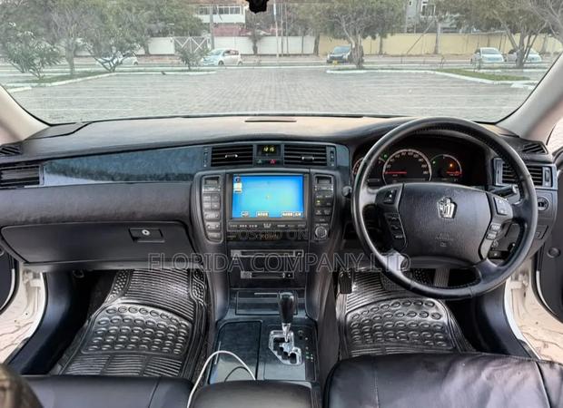 Toyota Crown 2006 White