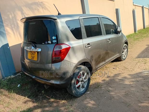 Toyota Ractis 2005 Gray