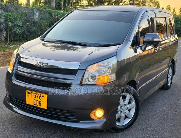 Toyota Noah 2008 Gray