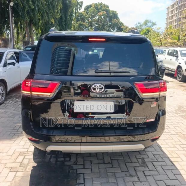 Toyota Land Cruiser LC300 2025 Black