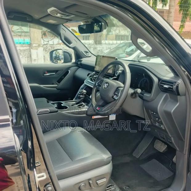 Toyota Land Cruiser LC300 2025 Black