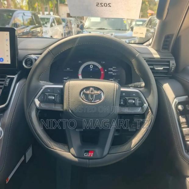 Toyota Land Cruiser LC300 2025 Black