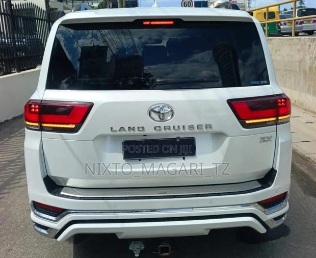 Toyota Land Cruiser LC300 2023 Off white