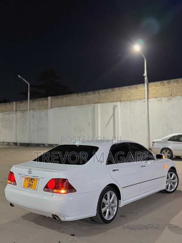 Toyota Crown 2006 White