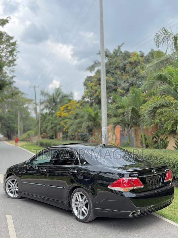 Toyota Crown 2010 Black