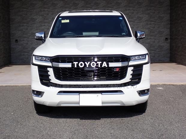 Toyota Land Cruiser LC300 2023 Pearl