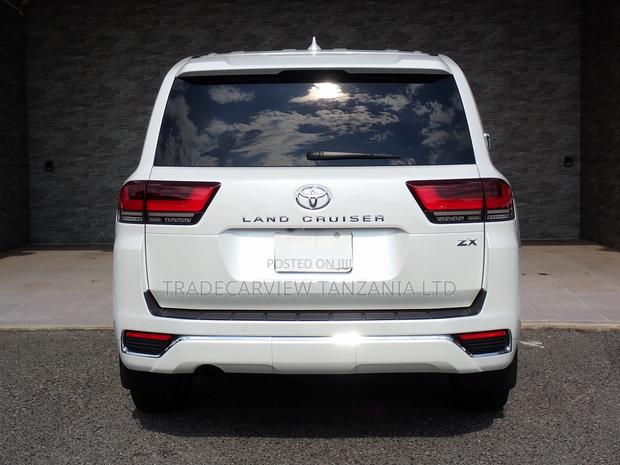 Toyota Land Cruiser LC300 2023 Pearl