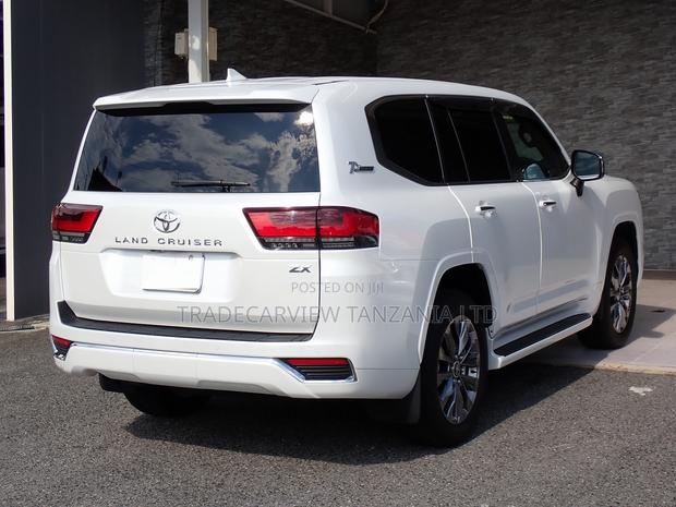 Toyota Land Cruiser LC300 2023 Pearl
