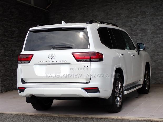 Toyota Land Cruiser LC300 2024 Pearl