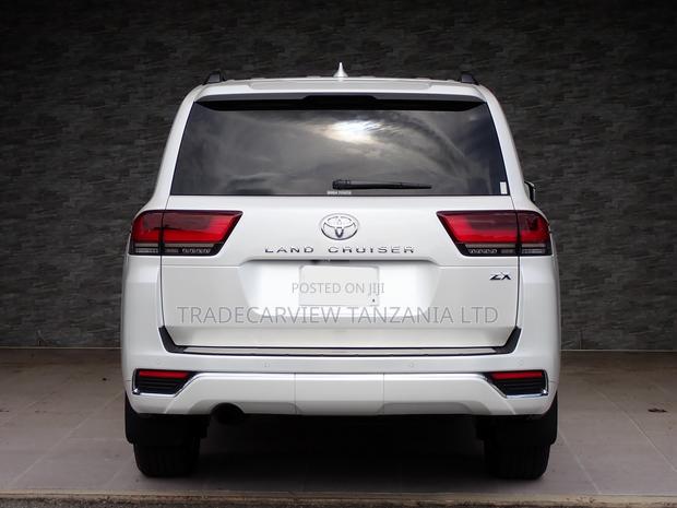 Toyota Land Cruiser LC300 2024 Pearl