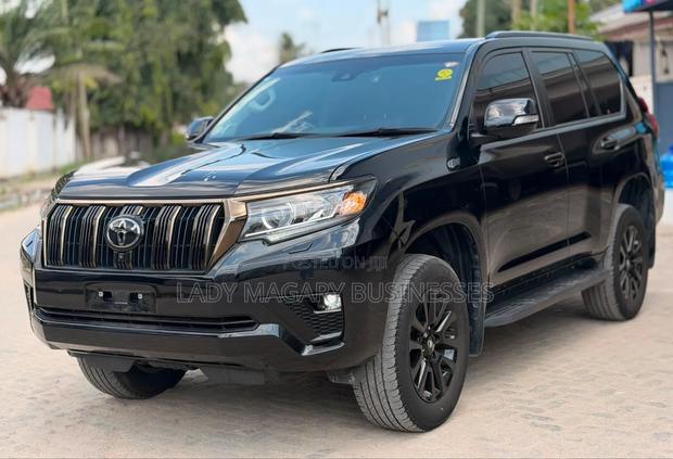 Toyota Land Cruiser Prado 2022 Black