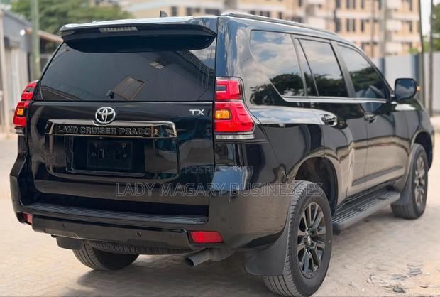 Toyota Land Cruiser Prado 2022 Black