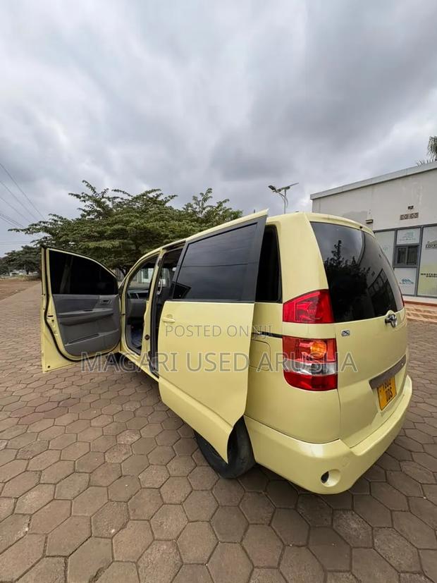 Toyota Noah 2005 Yellow