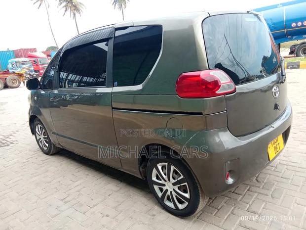 Toyota Porte 2005 Gray