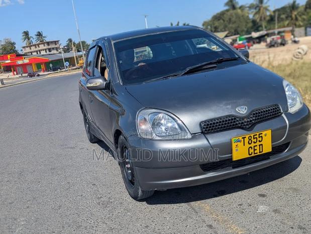 Toyota Vitz 2002 Silver