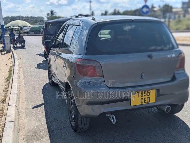 Toyota Vitz 2002 Silver