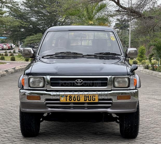Toyota Hilux 1990 Black