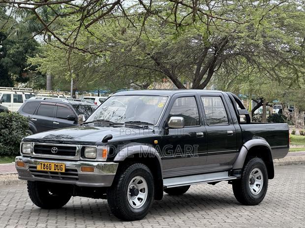 Toyota Hilux 1990 Black