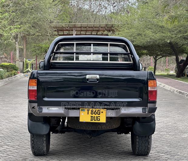 Toyota Hilux 1990 Black