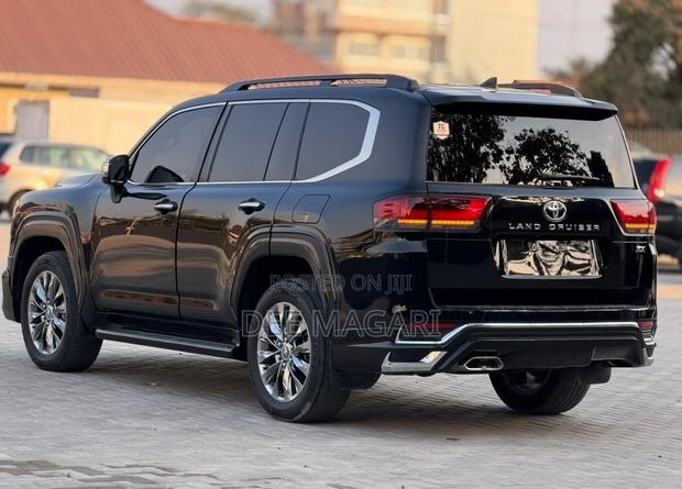 Toyota Land Cruiser LC300 2023 Black