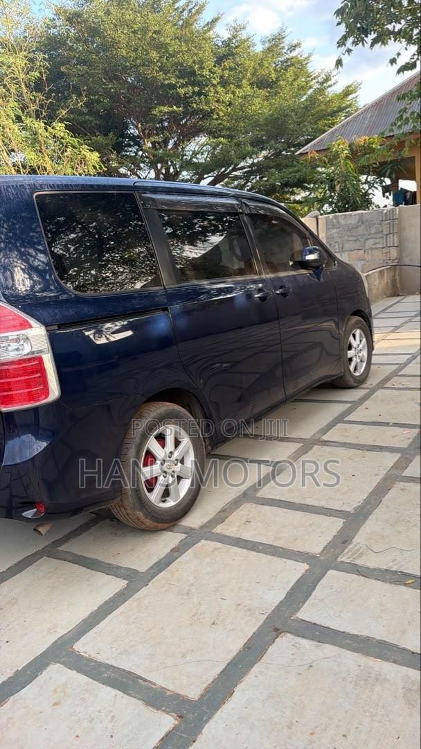 Toyota Noah 2008 Blue