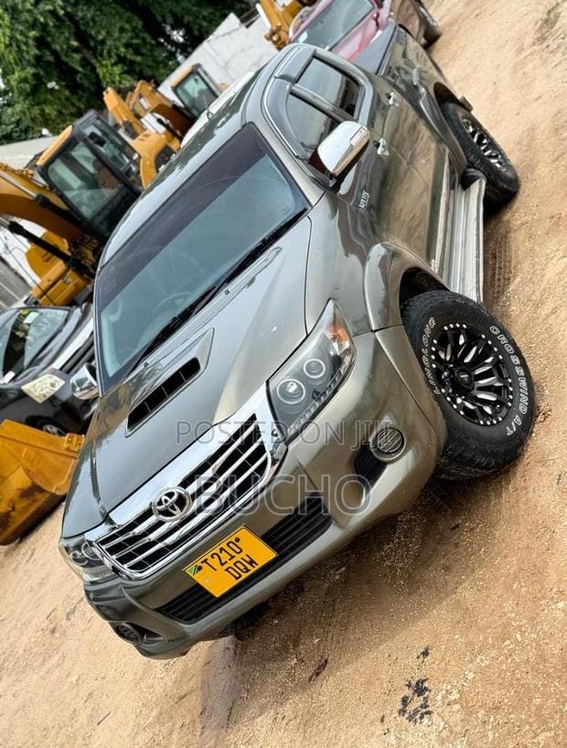 Toyota Hilux 2014 Gray